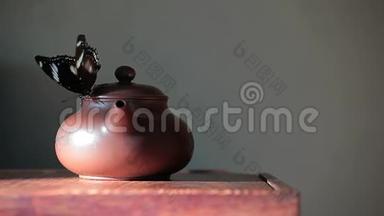 中国茶壶蝴蝶木桌绿墙高清